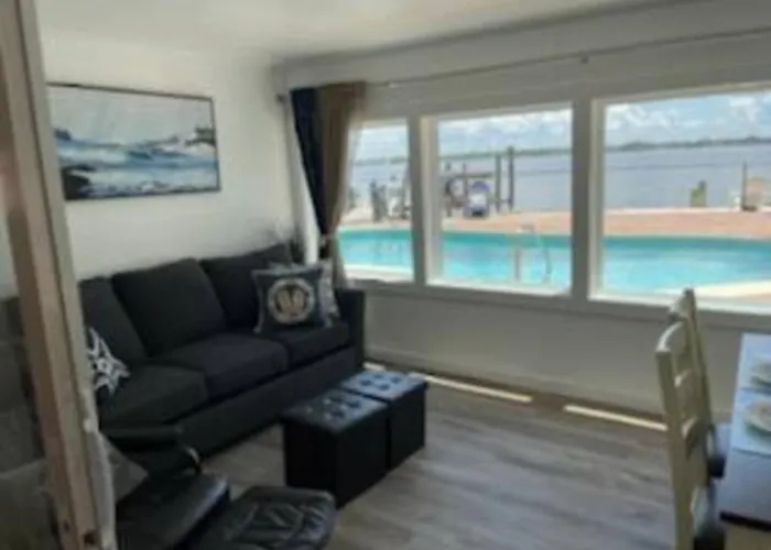 Waterfront Mermaids Retreat Charms! Pool & Bay